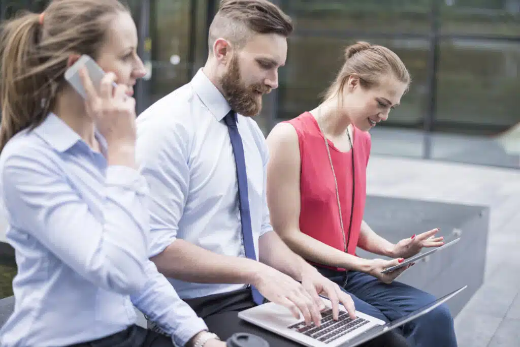 Équipe échangeant sur la mise en place d'un modèle de distribution omnicanal
