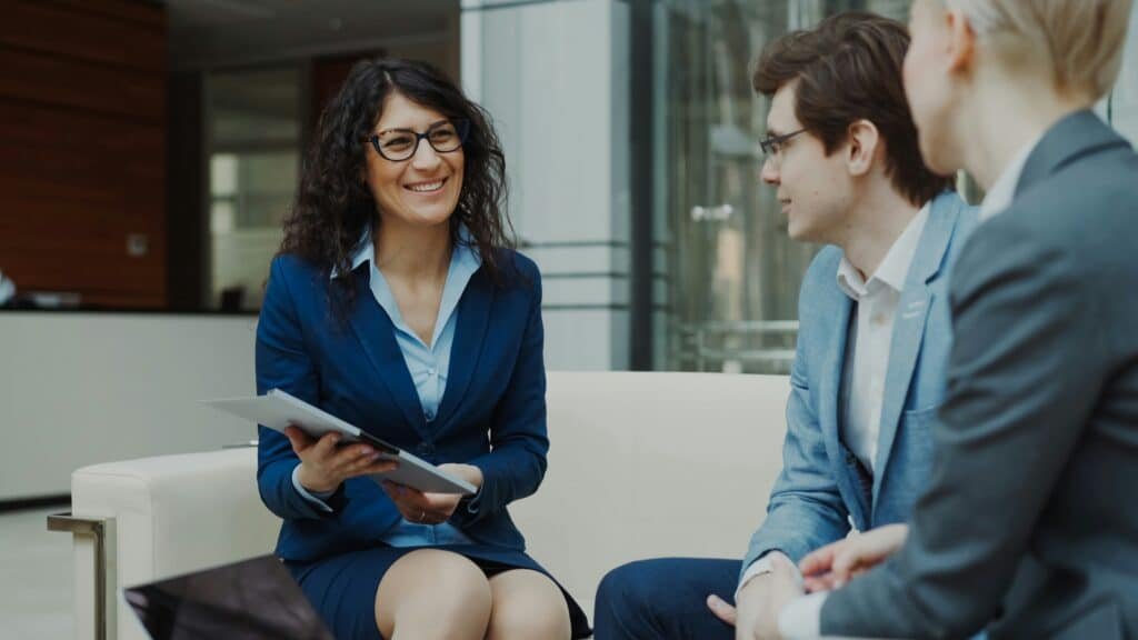 Echange professionnel autour d'un document pour une strategie de distribution omnicanale