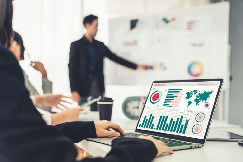 Équipe data analysant des tableaux de bord et du code lors d'un projet data et IA