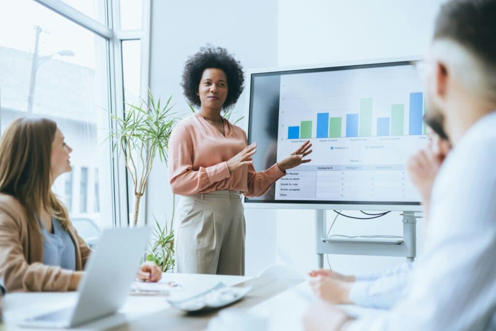 Présentation d'une stratégie de distribution et de transformation digitale devant une équipe