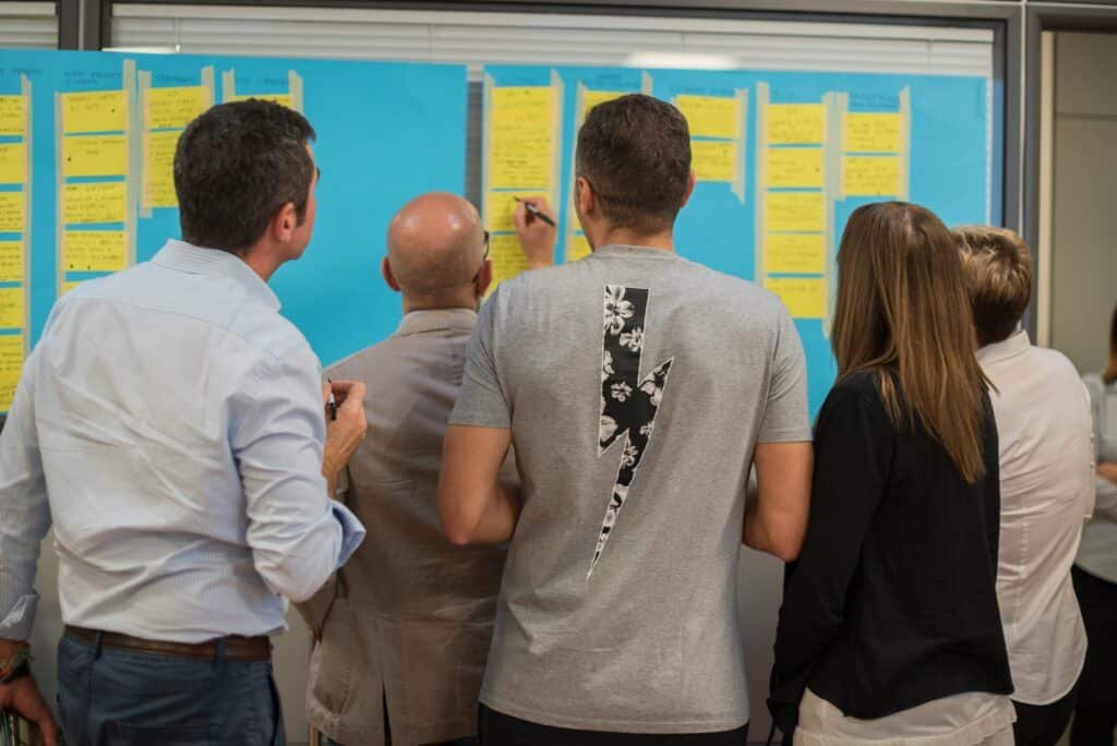 Equipe collaborant sur un tableau lors dun atelier de conduite du changement