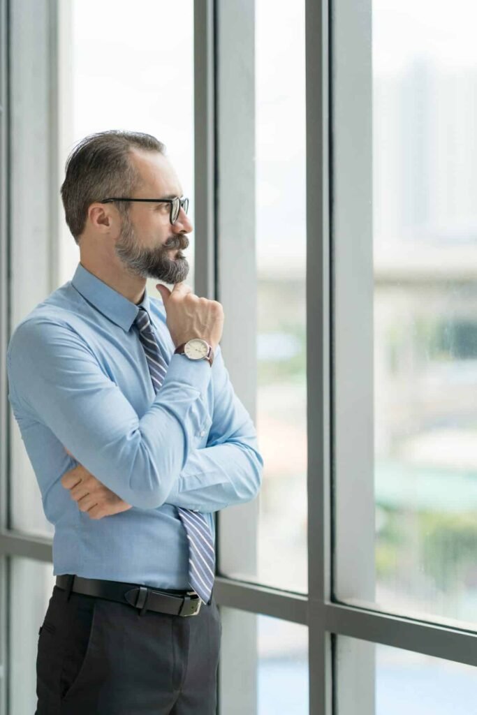 Consultant AMNA Partners en réflexion avant un échange stratégique