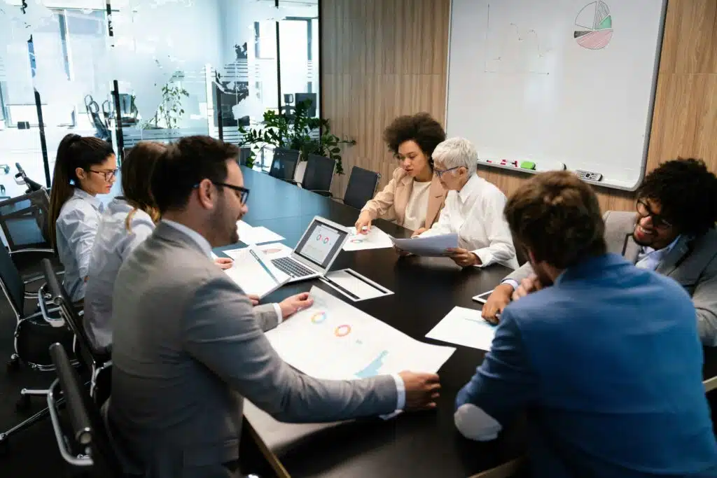 Groupe de professionnels collaborant autour d'un projet dans un bureau moderne