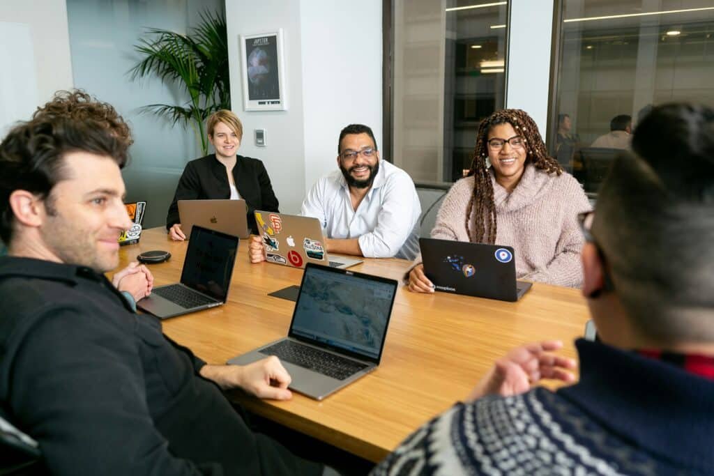 Equipe internationale collaborant autour dune table, symbole du reseau dexperts mobilise par AMNA