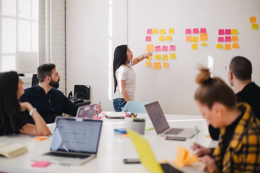 Consultante présentant une structuration de données CRM à son équipe