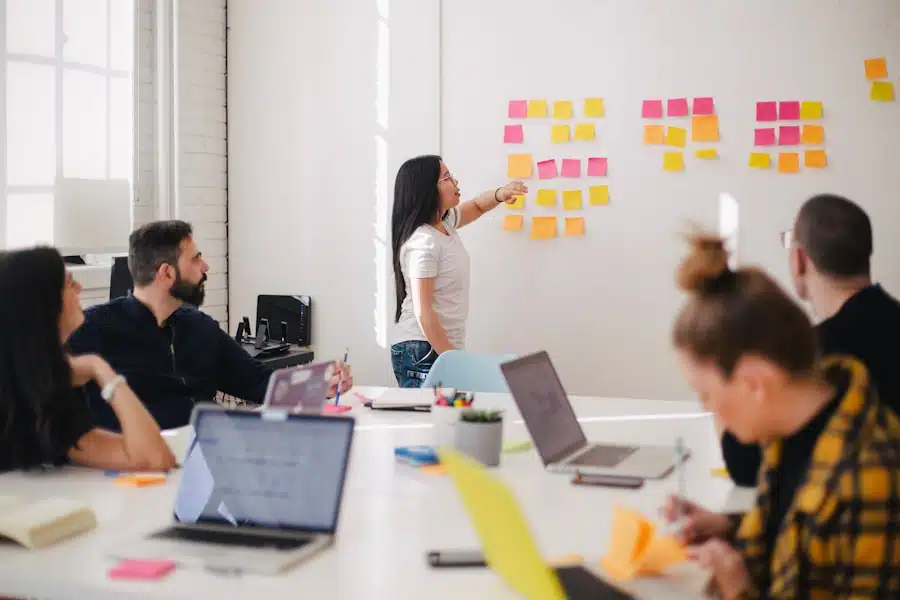 Consultante présentant une structuration de données CRM à son équipe